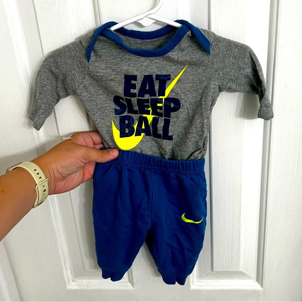 Nike - baby boy - size 0-3 months - 2 piece set - Eat Sleep Ball